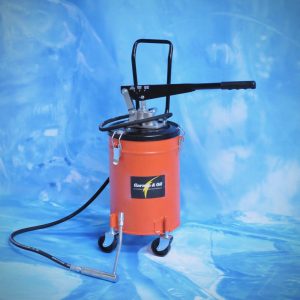 Portable manual lever greaser with 10 kg drum. Includes 2 meter hose (in 1/4 ”) and precision gun