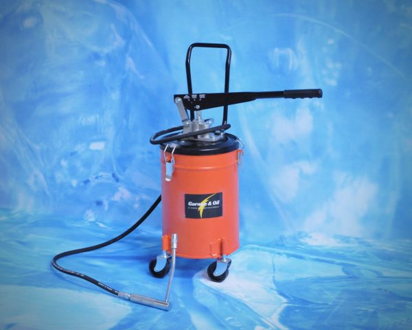 Portable manual lever greaser with 10 kg drum. Includes 2 meter hose (in 1/4 ”) and precision gun